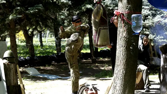 کمپ شبهنظامیان حامی روسیه در نزدیکی ساختمان تصرف شده نیروهای امنیتی اوکراین در شهر لوهانسک