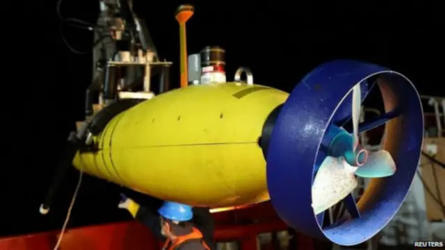 Kapal selam robot Bluefin-21mengidentifikasi objek dengan menciptakan peta sonar dasar laut. 