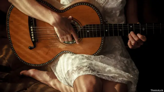 Chica tocando la guitarra