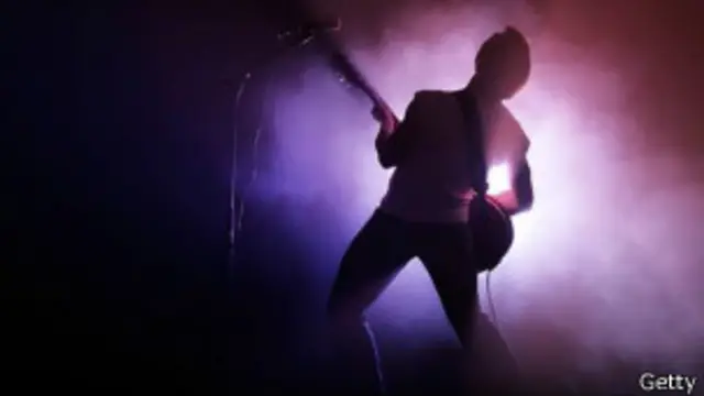 Chico tocando la guitarra eléctrica