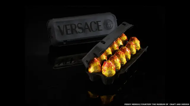 Müzeden yapılan açıklamada, "Mergui'nin 'lüks' ürünlerini gözlemleyerek insanların markaları nasıl bir statü grubuna dahil olma ya da başarılı bir hayat tarzının onayı olarak algıladığını anlayabiliriz." denildi. 'Versace Yumurta'