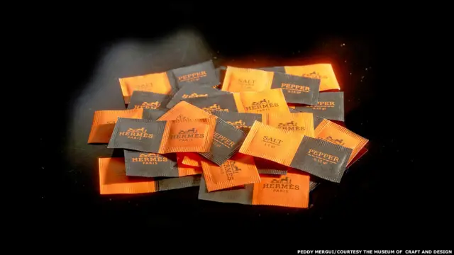 Bu sergi, "tüketim kültürüyle ilgili alaylı ve kışkırtıcı yorumuyla satın aldığımız şeyleri sorgulatacak bir çalışma" olarak tanımlanıyor. 'Hermès Tuz ve Karabiber'