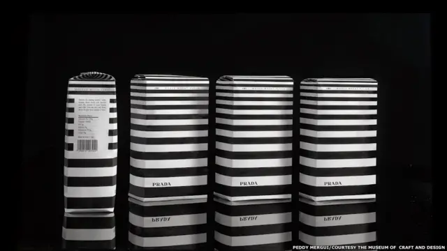 Mergui bu çalışmayla, bir tasarımcının, bazı ekonomik çıkarları teşvik etme görevini üstlenirken aynı zamanda kendi ahlaki değerlerini korumasının zorluklarını vurgulamayı hedeflediğini belirtiyor. 'Prada Un'