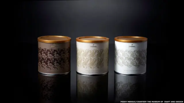 Çalışmada, tüketim dünyasından bazı markaların biçim ve görüntüleri ile tüketici etiğine dair bazı konseptler kullanılmış. 'Chanel Bebek Maması'