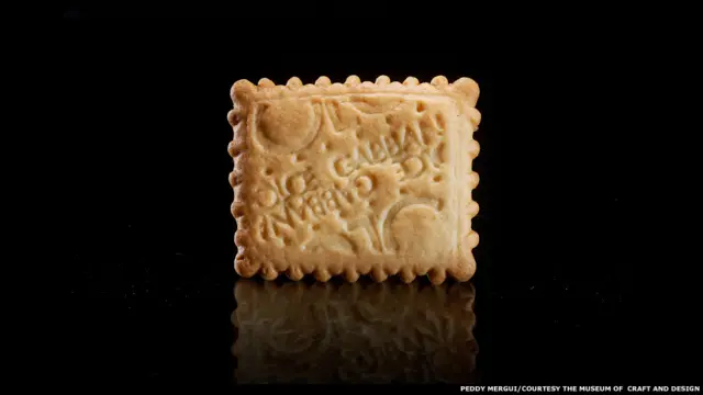 Mergui'nin çalışması, tasarım ile etik arasındaki ilişkiyi keşfederken tüketicinin de kalite algısını sorgulamayı amaçlıyor. 'Dolce & Gabbana Bisküvi'