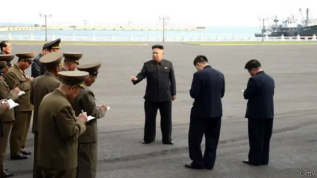 Ким Чен Ын и люди, записывающие его слова