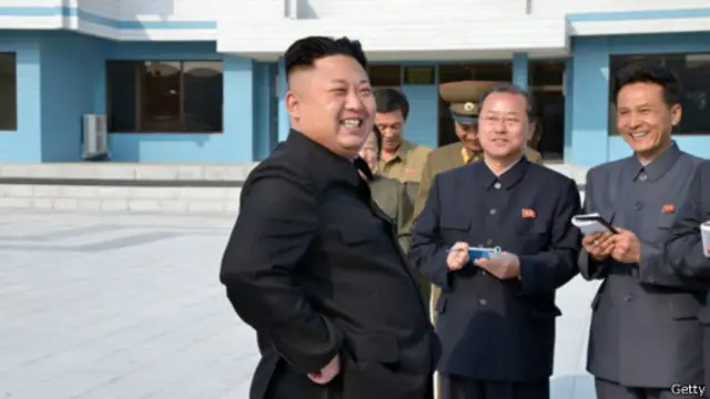 Ким Чен Ын на стадионе молодежного лагеря