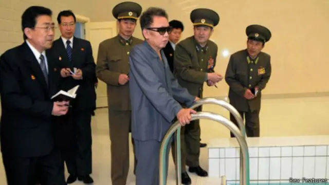 Ким Чен Ир в окружении своих людей в бассейне