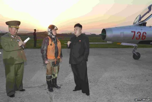 Ông Kim Jong-un thăm trường huấn luyện bay