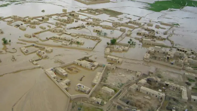 Bir qiz pornosini tomosha qilayotgan bir olomon erkaklar