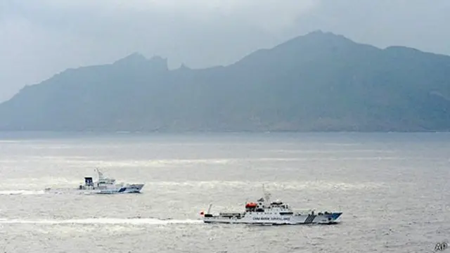 Dos embarcaciones cerca de las islas en disputa