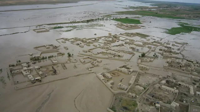 अफ़ग़ानिस्तान में आई बाढ़ में डूबे गांव