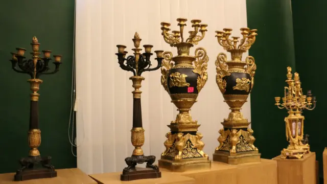 Але тепер кожен охочий має можливість на власні очі побачити, які речі оточували усуненого президента у його повсякденному житті. 26 квітня 2014 року у Національному художньому музеї України за сприяння Правого сектору, Самооборони Майдану, Автомайдану та "Українського комітету Блакитного щита" відкривається виставка "Кодекс Межигір’я", де зібрані предмети інтер’єру з покинутої резиденції колишнього українського лідера. 