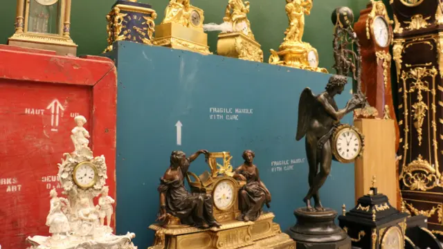 Куратор виставки відомий художник Олександр Ройтбудт запропонував розділити експозицію на кілька секцій-книг, згрупувавши експонати тематично. Це фрагмент "Книги часу", де зібрані годинники усіх можливих форм та типів. Вочевидь, коли Віктор Янукович тікав зі свого маєтку, стрілки цих годинників крутилися для нього надзвичайно швидко.