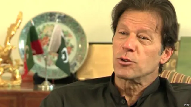تحریکِ انصاف کے سربراہ عمران خان نے اس تاثر کو رد کیا کہ وہ فوج کے کہنے پر باہر نکلنے کی بات کر رہے ہیں