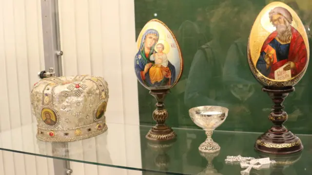 Тут багато речей зі срібла, а деякі з представлених тут ікон датуються XIX століттям. 