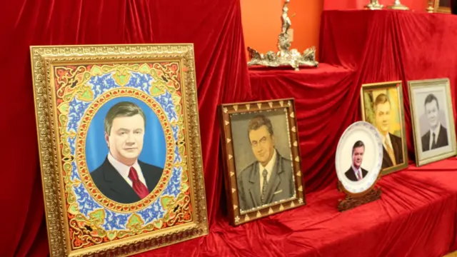 А це "зал слави" самого Віктора Федоровича. Тут зібрані його численні нагороди, а з усіх боків на відвідувачів дивиться і сам усунений лідер. 