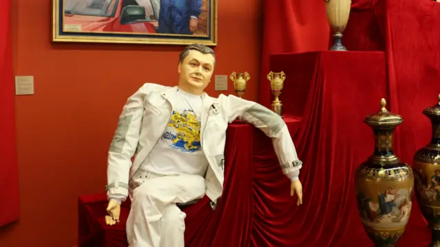 Охороняє цю експозицію теж Віктор Янукович, дарма, що ляльковий. Цю частину виставки організатори назвали "Книгою марнославства".