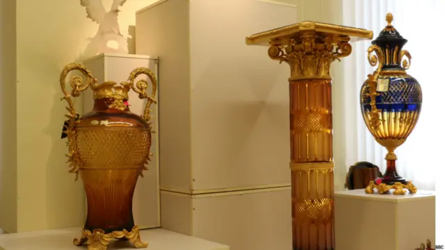 А це фрагмент "Книги прозорості", де зібрані предмети інтер'єру з коштовного скла та кришталю. За словами організаторів, назва цього розділу різко контрастує із закритістю та непрозорістю режиму колишнього президента.