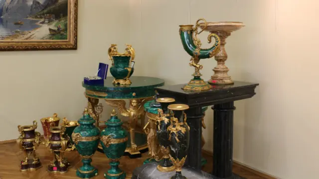 А це "Книга каменю" - тут на огляд відвідувачів виставлений декор з різного напівкоштовного каміння, переважно малахіту. 