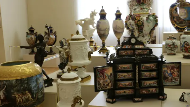 Заходимо і до "Книги куртуазності", де зберігаються експонати, що на думку кураторів виставки, мали компенсувати нестачу жіночої "опіки" у помешканні Віктора Федоровича. Втім, за словами організаторів, ця куртуазність є радше імітацією.