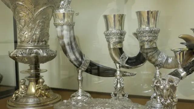 Про те, наскільки Віктор Янукович любить полювання, кажуть організатори виставки, свідчить і те, що у ніч першої спроби розгону Майдану він полював у своїй мисливській резиденції Сухолуччя.