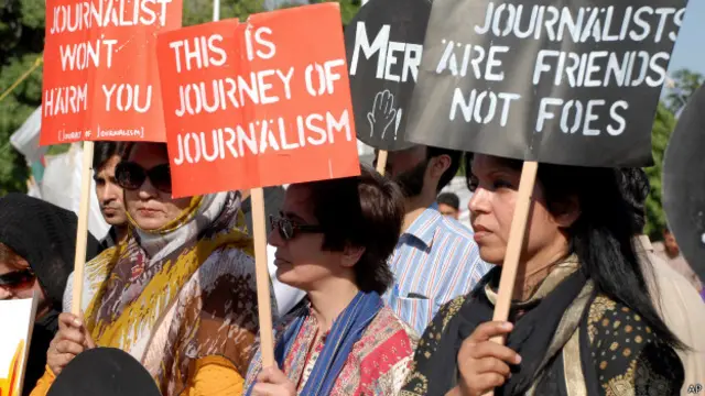 पत्रकार हामिद मीर पर हुए हमले के ख़िलाफ़ विरोध प्रदर्शन