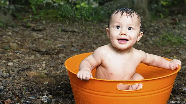 Varios expertos desaconsejan publicar fotos como esta -que es de un banco de imágenes- en las redes.