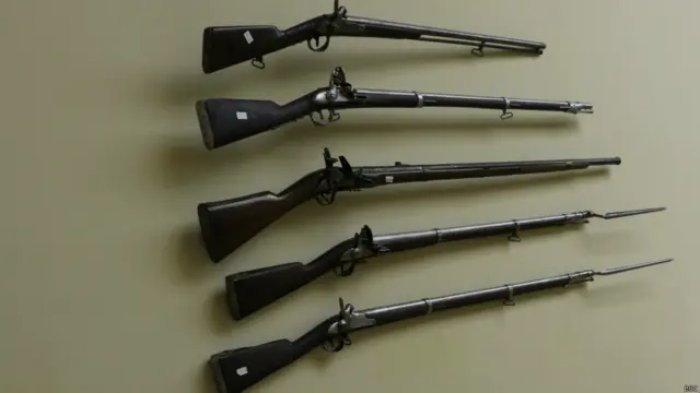 У секції "Книга воїна" зібрана холодна та вогнепальна зброя XVII-XX століть. Цікаво, чи почувався Віктор Федорович у безпеці, маючи такий військовий арсенал?