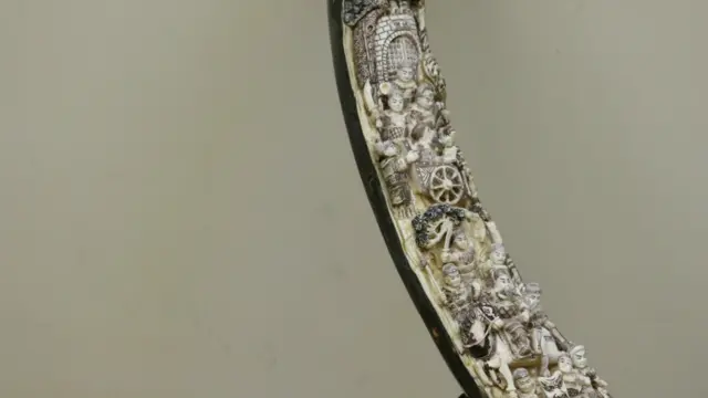 Серед численних рогів для вина зі срібла та скульптур тварин є й по-справжньому захопливі експонати. Це – фрагмент зображення битви, висічений на бивні мамонта.