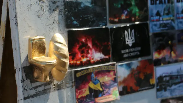 Золотого батону, що вже став символом "культурного" спадку Віктора Януковича, на виставці ми так і не побачили – він зник невдовзі після відкриття Межигір’я для відвідувачів. Але його зменшену копію можна купити у вуличних торговців біля Майдану – на згадку.