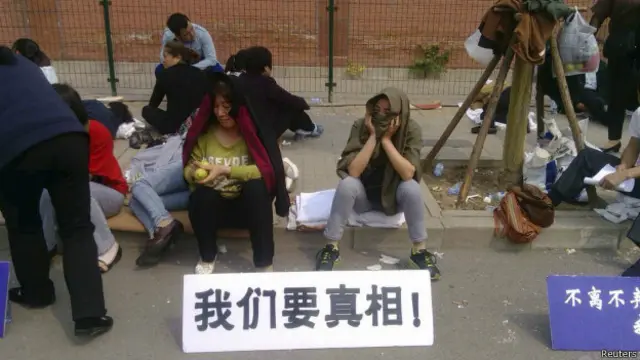 家属在大使馆对面示威