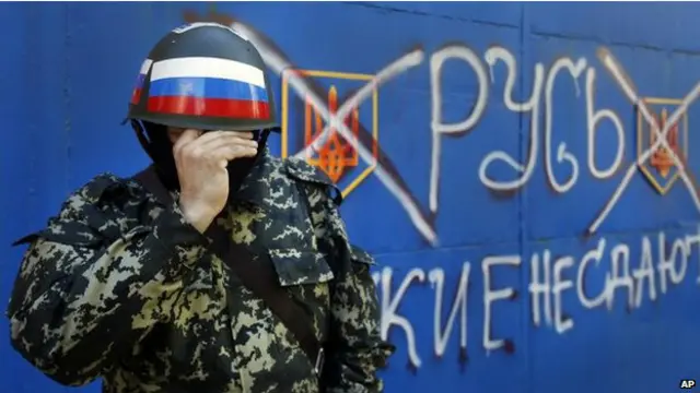 Ativista pró-Rússia em Slaviank, no leste da Ucrânia (AP)