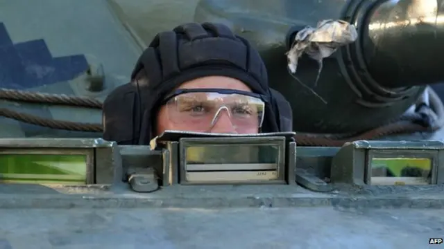 Tentara Ukraina melakukan penjagaan di Sloviansk, yang diduduki kelompok pro-Rusia.