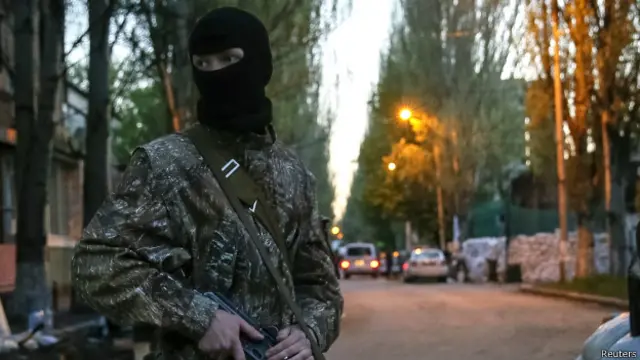 مشرقی یوکرین کے درجنوں شہروں کی سرکاری عمارتوں پر روس حامی فوجیوں نے قبضہ کر رکھا ہے