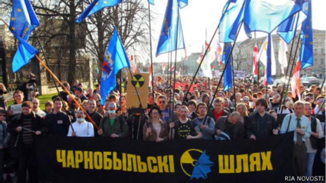 Участники санкционированного шествия белорусской оппозиции "Чернобыльский шлях" в Минске, посвященной 26-й годовщине аварии на Чернобыльской АЭС.