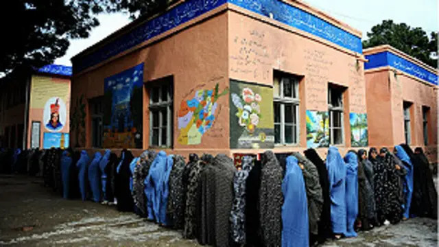 در دور اول انتخابات شمار زیادی از مردم برای رای دادن ساعت ها انتظار کشیدند