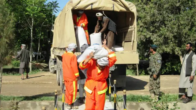 ولسمشر خپل دویم مرستیال ته ویلي چې سیلاب ځپلې سیمې له نژدي وګوري. 