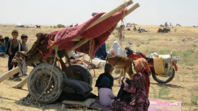 دا کسان د څرخي الوتکو په وسیله نورو ځایونو ته لېږدول شوي دي. 