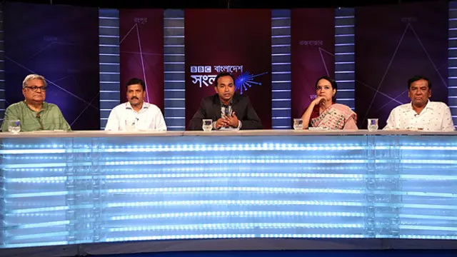 প্যানেল সদস্য বাঁ থেকে: প্রধানমন্ত্রীর অর্থনীতি বিষয়ক উপদেষ্টা ড. মসিউর রহমান, ঢাকা বিশ্ববিদ্যালয়ের শিক্ষক অধ্যাপক আসিফ নজরুল, অনুষ্ঠান সঞ্চালক আকবর হোসেন, অভিনয় শিল্পী ত্রপা মজুমদার এবং বিএনপির ভাইস চেয়ারম্যান ও সাবেক মন্ত্রী হাফিজ উদ্দিন আহমেদ। 