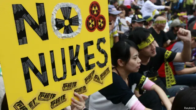 台湾民众在总统府前进行反核示威