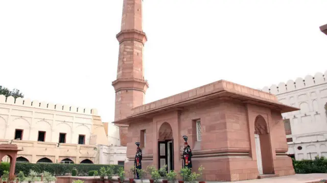 د پاکستان په لاهور ښار کې د امنیتي ستونزو له امله د علامه اقبال ۷۶م تلین ونه لمانځل شو. داسې ویره وه چې کېدای شي د تلین د مراسمو پرمهال د علامه اقبال پر مزار برید وشي. 