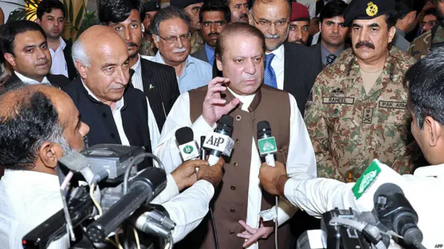 د پاکستان صدراعظم نواز شریف له یوه پوځي چارواکي سره ساحلي ښار ګوادر ته سفر وکړ. دغلته هم ډېر ځله پر پوځي چارواکو بریدونه کېږي. دلته د بریدونو لړۍ وروسته له هغه پیل شوه چې د بلوڅانو مشر نواب اکبر بکټي ووژل شو. 