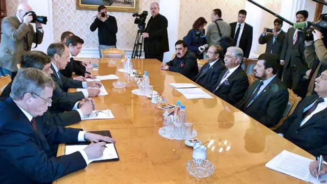 د پاکستان د مشرانو جرګې د مشر سید نییر حسین بخاري په مشرۍ یو پلاوی روسیې ته لاړ چې هلته یې د روسیې د بهرنیو چارو د وزیر په ګډون له ګڼو چارواکو سره ولیدل. له تېرو شپږو کلونو راهیسې د پاکستان او روسیې اړیکې ښې شوې دي. 