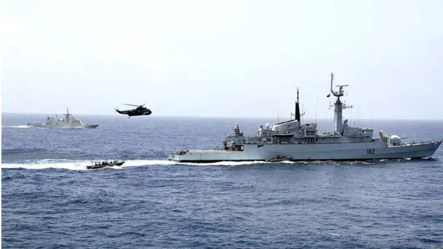 د پاکستان سمندري ځواکونو متحده عربي اماراتو ته بلنه ورکړه چې په پوځي تمرینونو کې ورسره ګډون وکړي. تر دې مخکې پاکستاني سمندري ځواکونو له ایراني هغو سره پوځي سمندري تمرینونه ترسره کړل. 