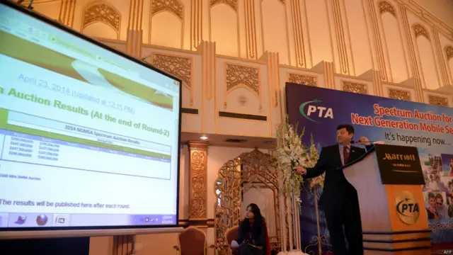 د پاکستان پلازمېنه اسلام آباد کې د تري جي او فور جي ګرځنده ټېلېفوني خدمتونو یو لاسینس په څه باندې یو اعشاریه یو ملیارد ډالر خرڅ شو. په پاکستان کې د تري جي خدمتونو د وړاندې کولو خبرې له ۲۰۰۹ کال راهیسې کېدې خو په ۲۰۱۴ کال کې عملي شوې.