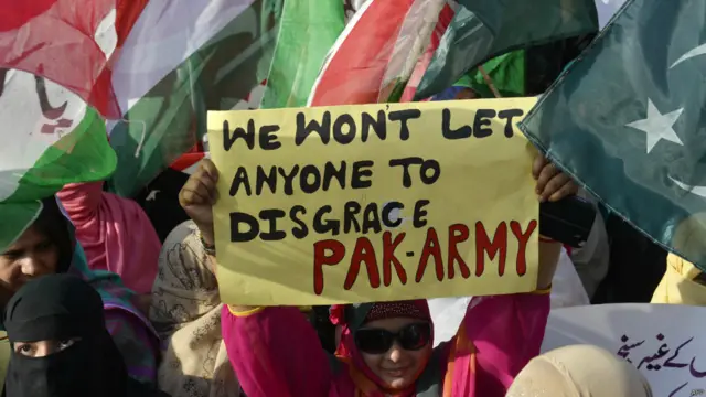 په ځینو سیمو کې د پاکستان د پوځ په ملاتړ هم مظاهرې وشوې. په یوې مظاهرې کې د لشکر طیبه مشر حافظ سعید هم څرګندونې وکړې. 