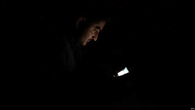 پاکستان کې د تري جي خدمات په داسې حال کې خلکو ته وړاندې کېږي چې خلک اوس هم د برېښنا له نشتوالي سره مخامخ دي. د یوه اټکل له مخې په پاکستان کې له اړتیا نه څلور زره میګاواټه برېښنا کمه ده. 