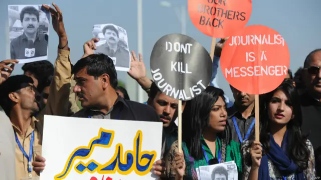 پاکستاني ژورنالیست حامد میر چې په دې وروستیو کې پرې وسله وال برید وشو ویلي دي چې هغه د پاکستان له استخباراتي ادارې آی ایس آی نه خطر احساسولو. پر هغه د وسله وال برید د غندولو لپاره یو شمېر خلکو د هغه په پلوي مظاهره وکړه.
