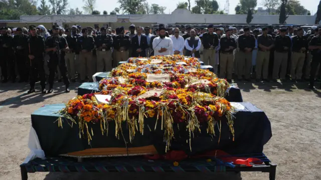 تېره اوونۍ په خیبر پښتونخوا کې هم د تاوتریخوالي پېښې رامینځ ته شوې. پر پولیس چارواکو په دوو جلا بریدونو کې د پنځو پولیسو په ګډون شپږ کسان ووژل شول او ۲۸ نور ټپیان شول. په همدې حال کې په دې صوبې کې د واکمن ګوند مشر عمران خان وايي له طالبانو سره به د سولې خبرې بریالۍ کېږي او په دې صوبې کې به امنیت ټینګ شي.